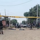 Los cuerpos quedaron tirados cerca. Policías los llevaron a la morgue.