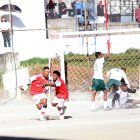 El goleador Bryan Espinoza (i) celebra tras vencer el arco de su hermano Patricio (d).