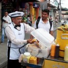 Carlos vende sus empanadas en una carreta.