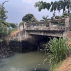 Debajo del puente de Miraflores se observa cómo se vierten directamente las aguas servidas.