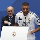 El francés durante su primer contacto con la hincha del Real Madrid en el Santiago Bernabeu.