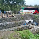 Los equipos del MTOP y el Cuerpo de Ingenieros del Ejército coordinan el cambio de alcantarillas en la carretera E20 entre Quinindé y Esmeraldas.