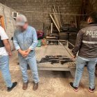 Policía incauta armas y municiones durante operativo en taller clandestino.