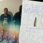 En poder de los detenidos se halló un revólver y un panfleto con dos balas.