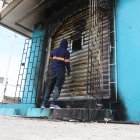 Uno de los comercios tiene daños más visibles en una de las puertas.