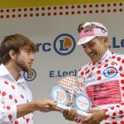 El ecuatoriano Richard Carapaz (d) recibe el reconocimiento por ser el Rey de la Montaña en el Tour de Francia