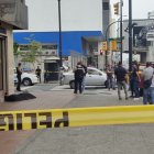 El ciudadano baleado quedó tendido fuera de un local comercial del sector.