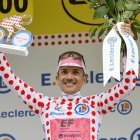 Richard Carapaz de EF Education - EasyPost celebrando al ser el mejor de la montaña en el Tour de Francia.