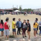 Los habitantes de La Delia formaron una extensa columna para poder pasar hacia las carpas donde estaban los funcionarios y entregar sus documentos.