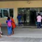 Parientes y vecinos acudieron a la casa de salud para enterarse del estado del joven.