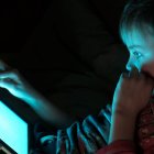 El exceso de pantallas en los niños es dañino según expertos.