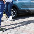 La madre de la deportista junto a uno de los oficiales que llevan el caso en una de las instituciones judiciales en Quito.