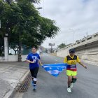 El momento en que Wilson Caicedo y Génesis Mosquera llegaban a la meta con la bandera de Guayaquil.