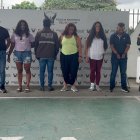 La banda delincuencial, escoltada por la Policía Nacional.