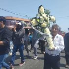 El féretro del religioso fue llevado en caravana por la zona urbana peninsular.