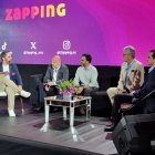 El presidente de LigaPro, Miguel Ángel Loor (segundo desde la izquierda), junto a los representantes de Zapping, Telconet y Xtrim.