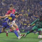 Edinson Cavani (c) de Boca disputa un balón con Richard Schunke de Independiente (i) este miércoles, a un partido por la clasificación a los octavos de final de la Copa Sudamericana