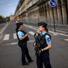 Policía, militares y seguridad privada recorren desde el jueves 24 las principales calles y atractivos turísticos de París.