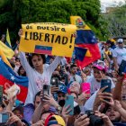 Simpatizantes del candidato a la Presidencia de Venezuela por la Plataforma Unitaria Democrática (PUD), Edmundo González Urrutia, asisten a un acto de campaña.