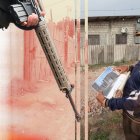 Pedro Galarza presentó documentos y fotos que lo acreditan como propietario del predio que ahora está en disputa.