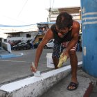 Carlitos, como lo conocen en el sector, se encargó de pintar las veredas de blanco y celeste.