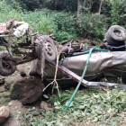 Así quedó el vehículo que terminó abajo del precipicio.