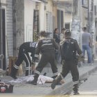 Stefan Capurro tras ser herido salió de la peluquería. Se desplomó en la vereda.