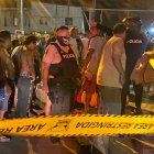 Tras el ataque, varias personas se aglomeraron alrededor de la víctima.