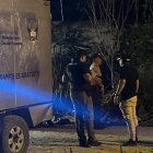 Los cuerpos fueron hallados en una calle poco iluminada.