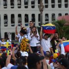 Ciudadanos, atentos en el norte de Guayaquil a las elecciones de Venezuela.