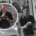 El padre de Aidita llora desconsolado afuera del Ministerio de Defensa, en Quito.