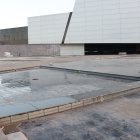 Los alrededores del edificio lucen llenos de polvo.