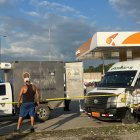 Dos de las víctimas quedaron en el interior de la furgoneta y la otra estaba fuera en el pavimento.