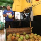 El hombre no solo vende los cocos, sino también otros productos derivados de estos.