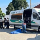 Dos de los cuerpos quedaron al interior de la buseta, otra persona fue bajada al pavimento.