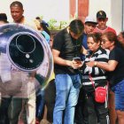 Hay largas filas en Guayaquil de personas que buscan 20 dólares a cambio de permitir el escaneo de sus ojos.
