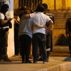 Familiares lamentan la muerte del policía.