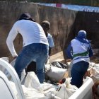 Trabajadores municipales realizando el operativo.