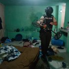 En el espacio había un colchón, ropa tirada, cestos y botellas con agua. El sitio no contaba con ventanas que faciliten el ingreso de luz natural.