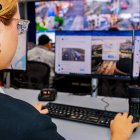 Agentes de tránsito monitorean las cámaras para detectar a los infractores e imponer la correspondiente sanción.