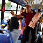 Mario trabaja de lunes a domingo vendiendo golosinas en los buses urbanos.