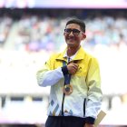 Daniel Pintado portando su medalla de oro olímpica.