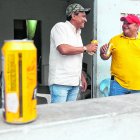 Entre amigos, para refrescarse del calor, para animarse o para quitar las penas, la cerveza tiene ss adeptos en todos lados.
