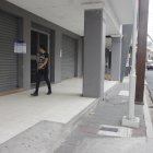 Ciudadano observa el sello de clausura de Worldcoin en Guayaquil.