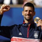 Nole empuñando la medalla y haciendo puño tras vencer a Alcaraz por 7-6 (3) y 7-6 (2).