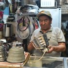 Luis tiene todas las herramientas y repuestos en su taller.