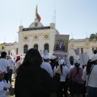 Los familiares de la víctima hicieron un plantón afuera del Ministerio de Defensa.