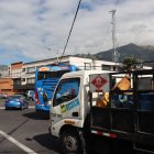 En esta imagen se puede ver el bus azul y otros autos que, pese a la luz roja, cruzaron.