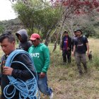 Amigos del desaparecido llegaron con sogas y machetes para buscar por el río Guayllabamba.