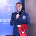 La nueva camiseta Roja Selección Ecuador fue presentada por el Presidente de la FEF y el nuevo DT tricolor.